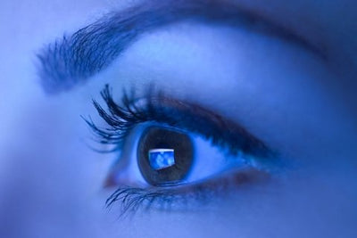 Blaulichtbelastung für die Augen: Wie schädlich ist sie wirklich & wie kann man die Augen schützen?